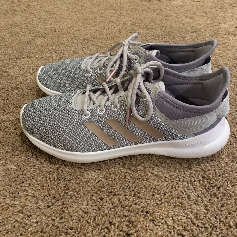 6.5 Adidas Cloudfoam Gray / Gold Sneaker